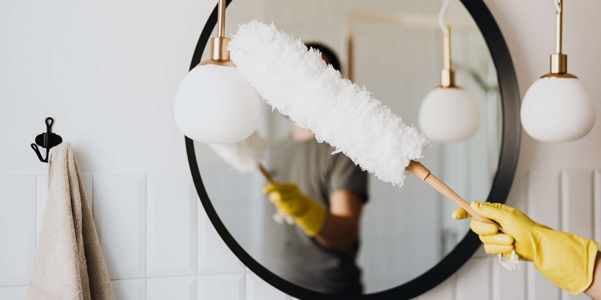 پاک کردن آینه از کارهای مهم تمیزکزدن حمام