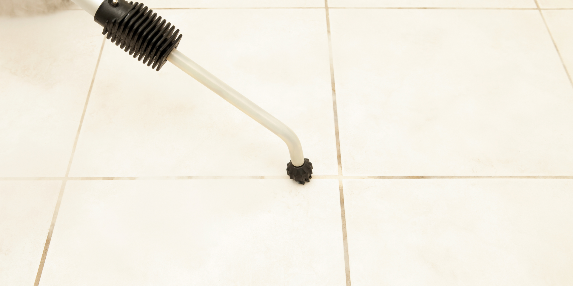 تمیز کردن کف حمام با بخارشو